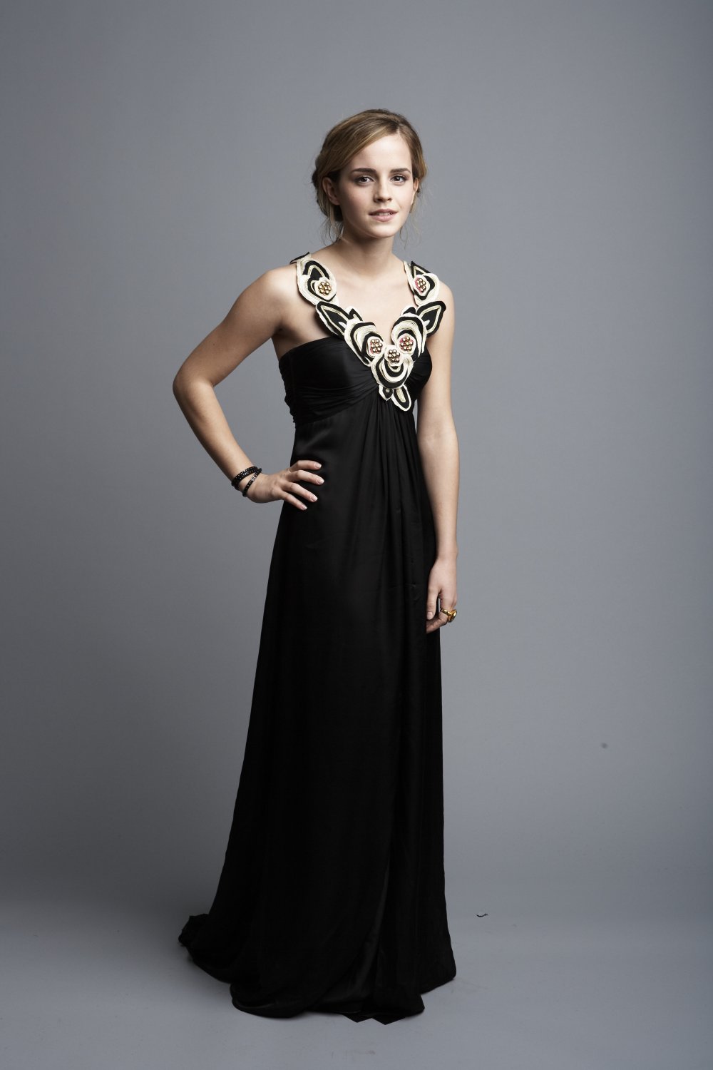 cbveBwny Emma Watson Black Dress 07.jpg